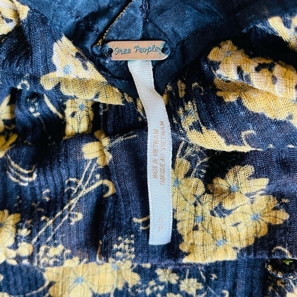 Women Blouse FREE PEOPLE Navy Blue Yellow Floral Weightless Shirt Loose Fit Top - Picture 6 of 6